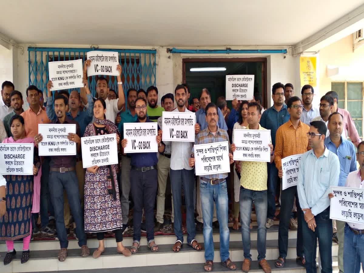 বিশ্ববিদ্যালয়ের অচলাবস্থা কাটাতে মুখ্যমন্ত্রীর দ্বারস্থ উপাচার্য 2 anger against vc