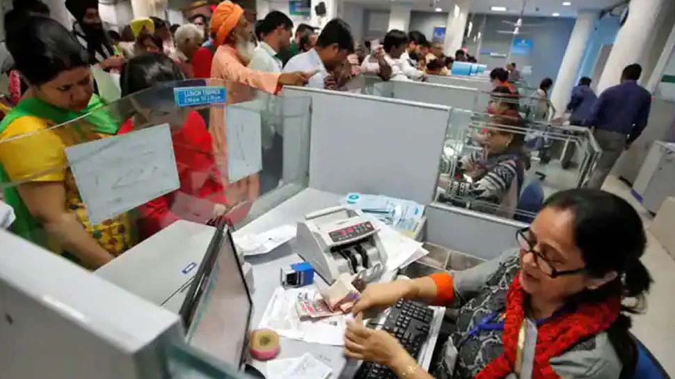 কাজের সময় বাড়িয়ে সপ্তাহে দু’দিন ছুটি ঘোষণা ব্যাংক কর্মীদের