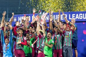 মিষ্টি হাতে মোহনবাগান টেন্টে মুখ্যমন্ত্রী, উচ্ছসিত খেলোয়াড়-সমর্থকরা 