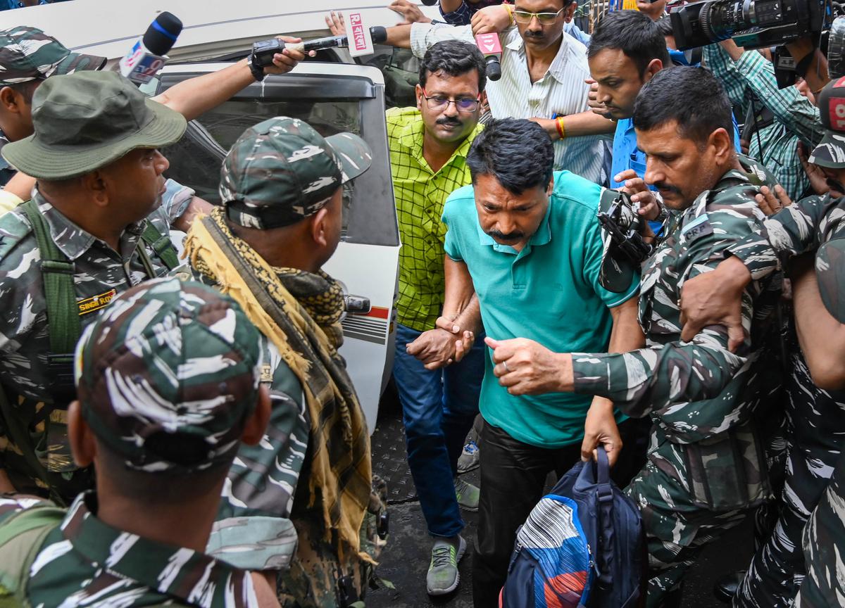 সব জল্পনার অবসান ঘটিয়ে, টানা ৬৫ ঘন্টা জেরারপর গ্রেফতার তৃণমূল বিধায়ক  