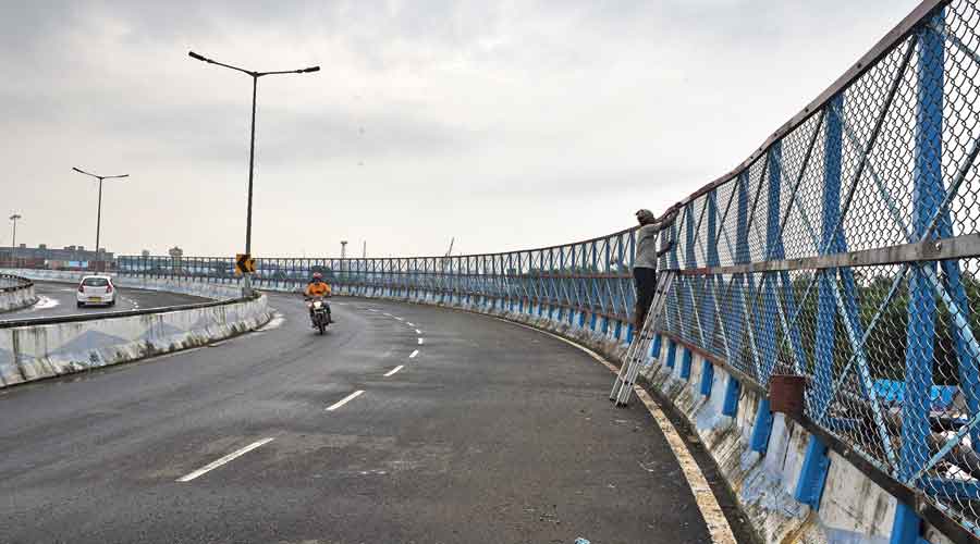 চিংড়িঘাটা উড়ালপুল ধস, বড়সড় দুর্ঘটনার আশংকায় স্থানীয়রা 