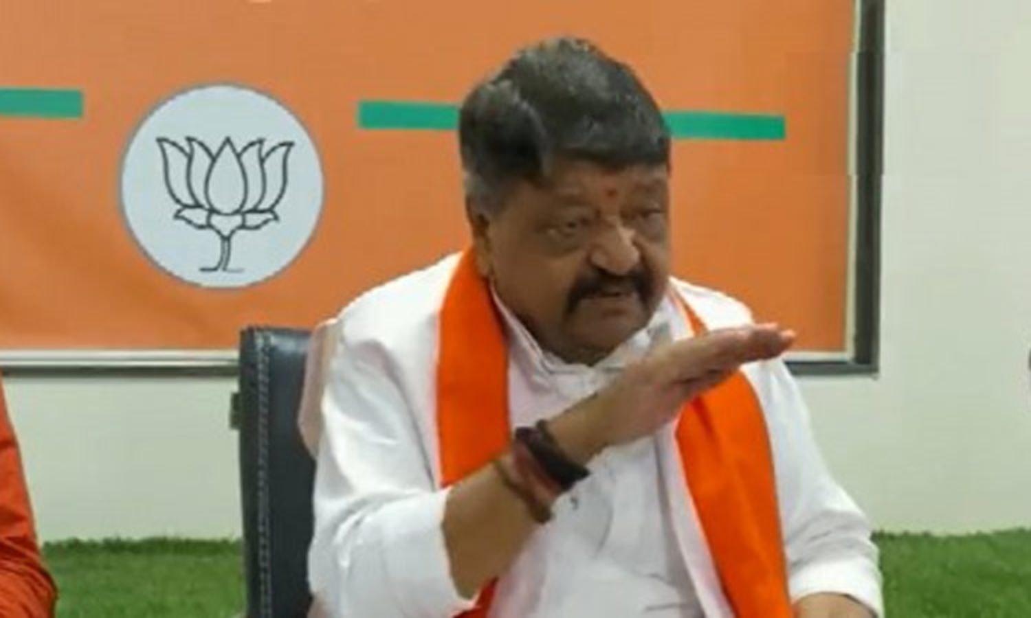 মহিলাদের উদ্দেশ্যে অশালীন মন্তব্য , ফের বিতর্কের ঝড় তুললেন কৈলাস বিজয়বর্গীয় 