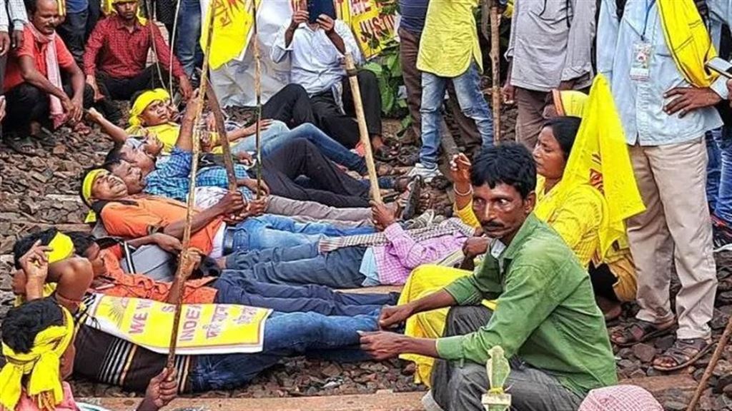 কুড়মিদের টানা রেল অবরোধে দুর্ভোগ চরমে,  রেলের দাবি, এখনও পর্যন্ত ক্ষতি ১২ কোটি টাকা 