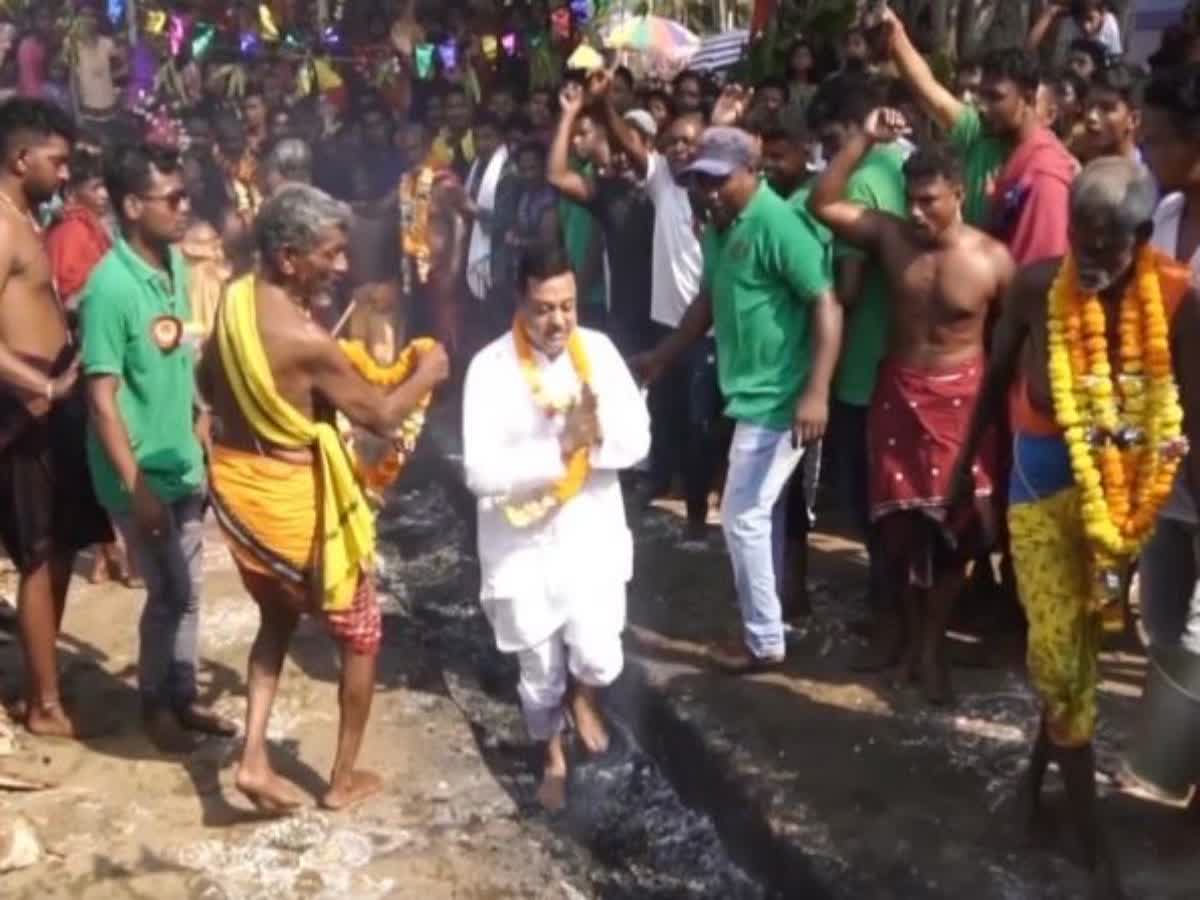 ঈশ্বরের আশীর্বাদ কামনা করে  জ্বলন্ত কয়লার ওপর দিয়ে হেঁটে গেলেন বিজেপি নেতা 