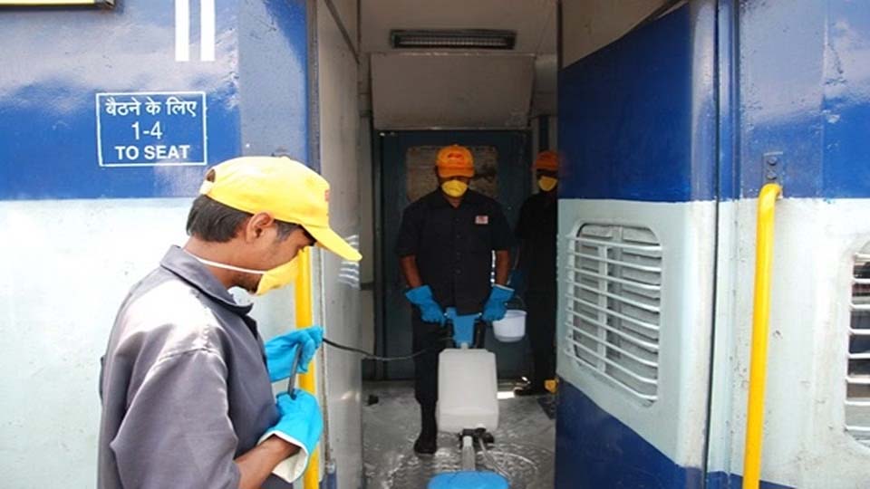 সাংসদের অভিযোগে এক্সপ্রেস ট্রেন মাঝপথে থামিয়ে পোকামাকড় মারা হল