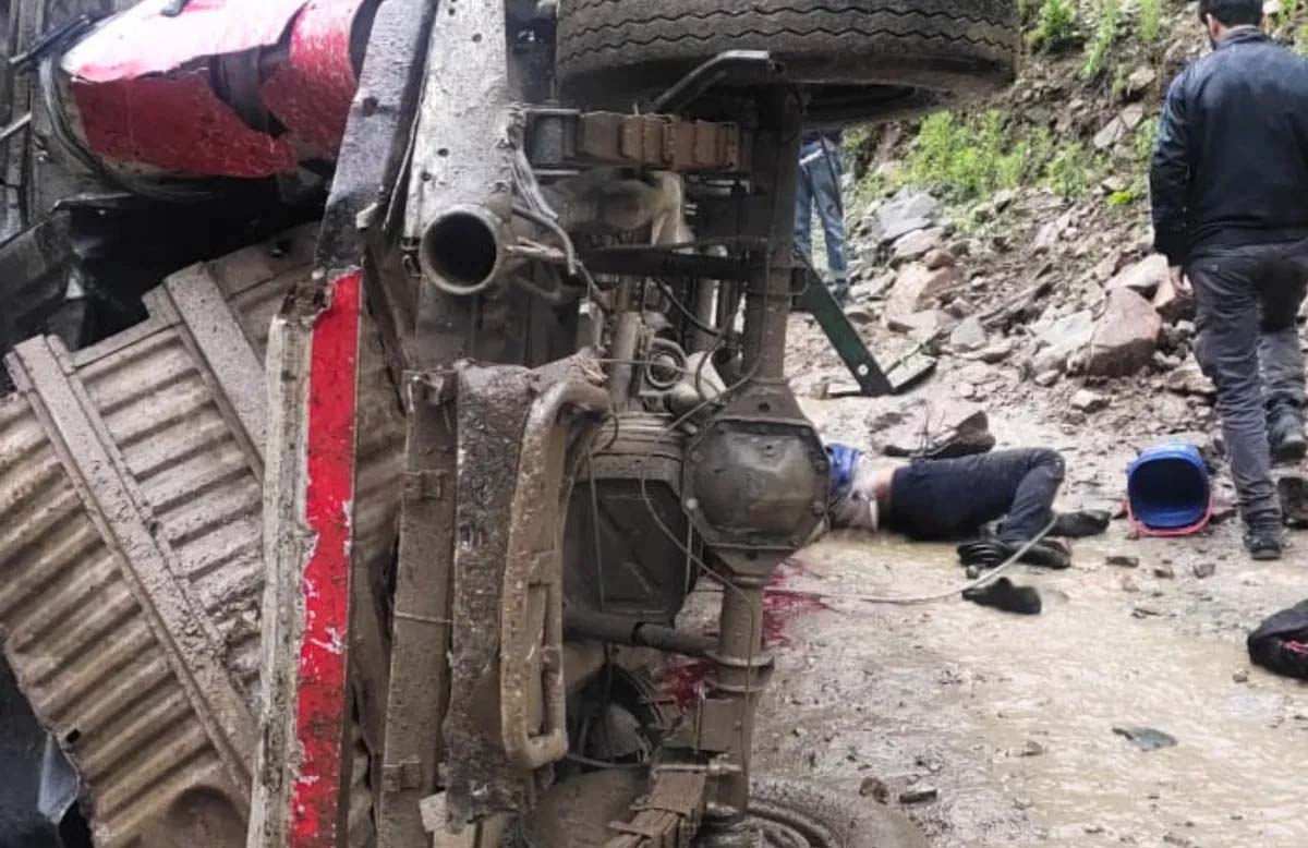 ট্রাক-গাড়ির ধাক্কায় মৃত কমপক্ষে ৬