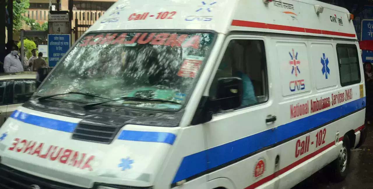 স্বাস্থ্য কেন্দ্রে অ্যাম্বুল্যান্স চালকদের গুণ্ডামিতে রাস্তায় মৃত্যু রোগীর