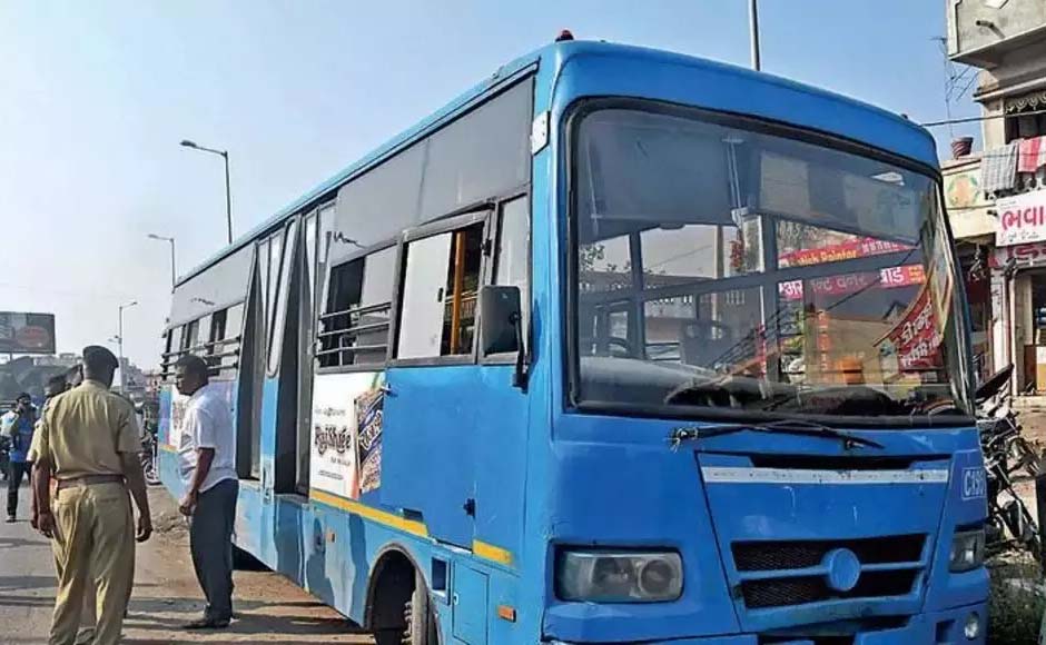 বিবাদিবাগে মেট্রোরেলের ঘেরাটোপ ভেঙে ঢুকে পড়লো বাস ! ঘটনায় জখম মেট্রোরেলের তিন কর্মী