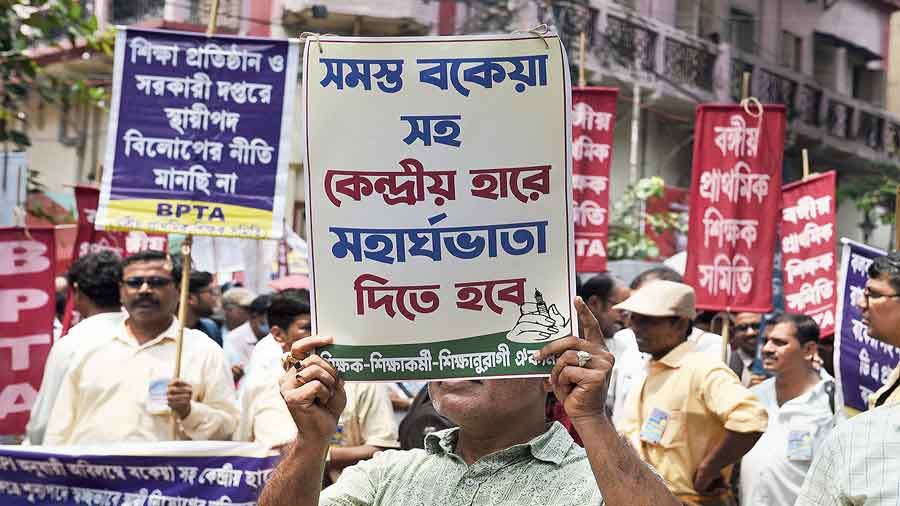 ডি এ-র দাবিতে মমতা-অভিষেকের পাড়ায় আন্দোলনকারীরা , মঞ্চে শুভেন্দুর হুঙ্কার   