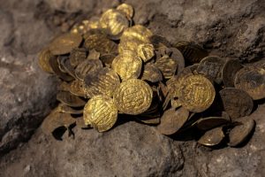 খুঁড়তেই মন্দিরের ভিতর পাওয়া গেল মুঘল আমলের শ’য়ে শ’য়ে স্বর্ণমুদ্রা