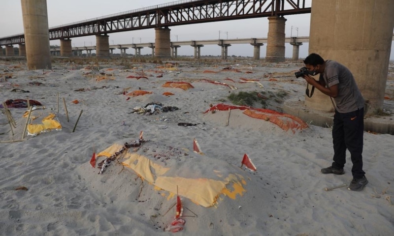 প্রয়াগরাজে উঠে এলো শতাধিক করোনার ‘দেহ’   