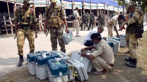 প্রতি দফা ভোটে ২৫০০ কোম্পানি বাহিনী, বুথের বাইরের ‘হুমকিতে’ও পুনর্নির্বাচন