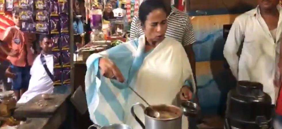 ভোটের প্রচারে চালসায় চায়ের দোকানে মুখ্যমন্ত্রী মমতা বন্দ্যোপাধ্যায়!