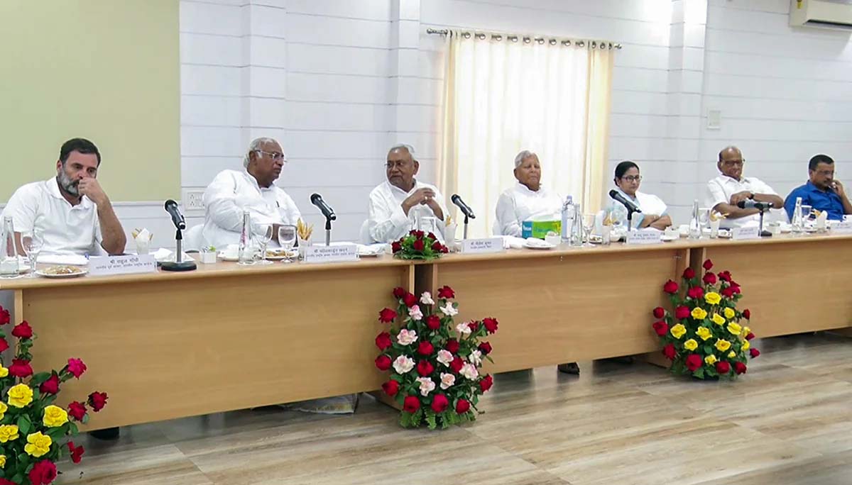 বিরোধী জোটের বৈঠক মমতার পাশে পাওয়ার-লালু-নীতীশ-কেজরিওয়াল, দূরত্বে রাহুল