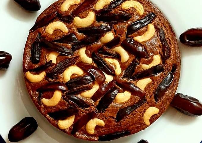 অনেক রকমের তো কেক খেয়েছেন, এবার সহজেই বাড়িতেই বানিয়ে ফেলুন খেজুরের কেক।