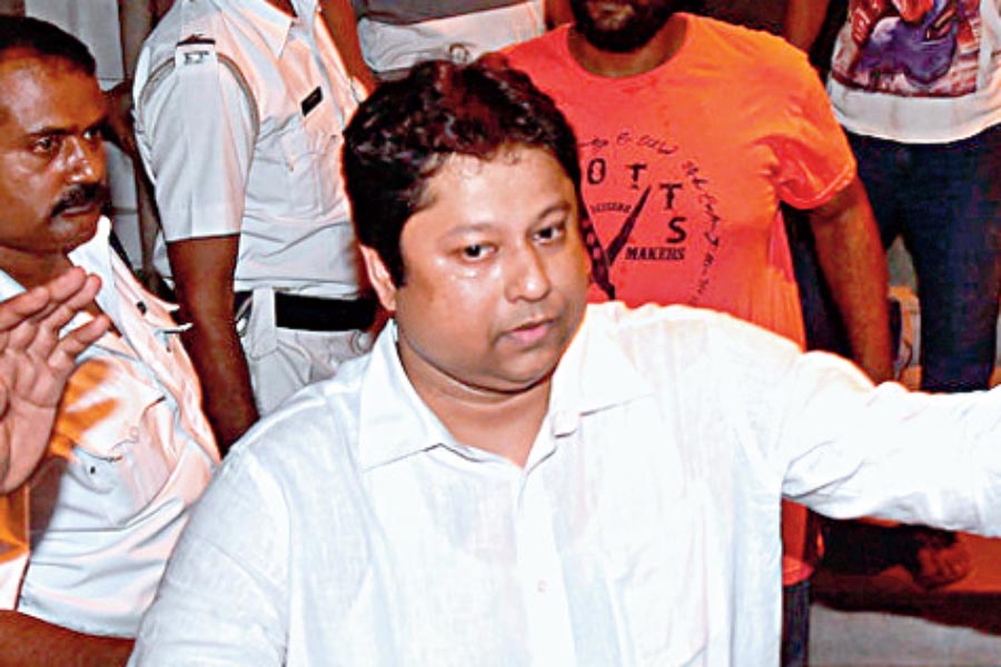 আর্থিক অনিয়মের অভিযোগে গ্রেফতার ব্যবসায়ী কৌস্তভ রায় 