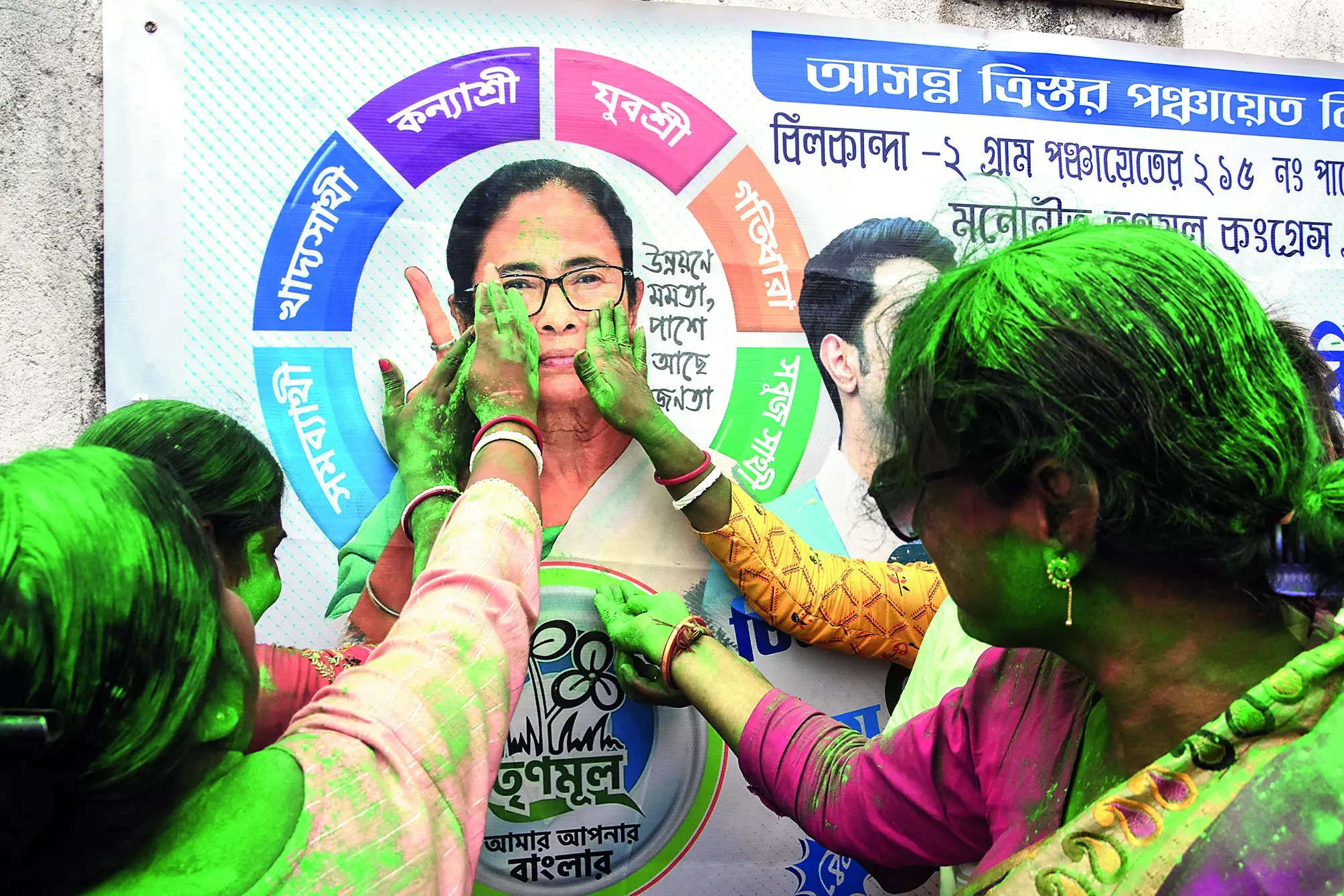 তৃণমূলেই রায় গ্রাম বাংলার, জেলা পরিষদে ১৩ জেলায় শূন্য বিজেপি  