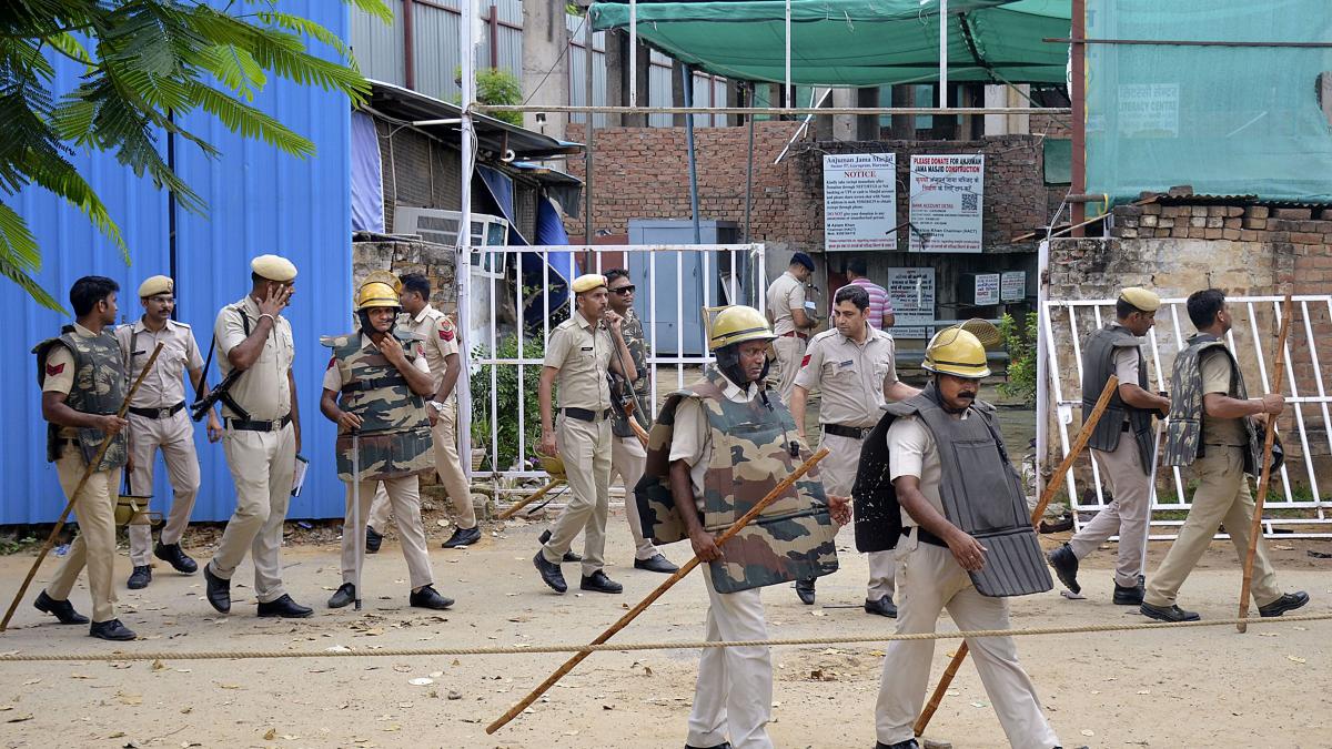 নুহ-তে বিজেপি সরকারের বুলডোজার অভিযান, গুরুগ্রামে মসজিদে যেতে মানা 