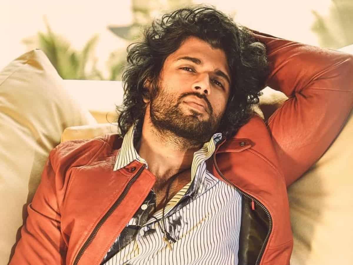 ‘কুশি’ আনন্দে ১০০ পরিবারকে লাখপতি বানালেন বিজয়
