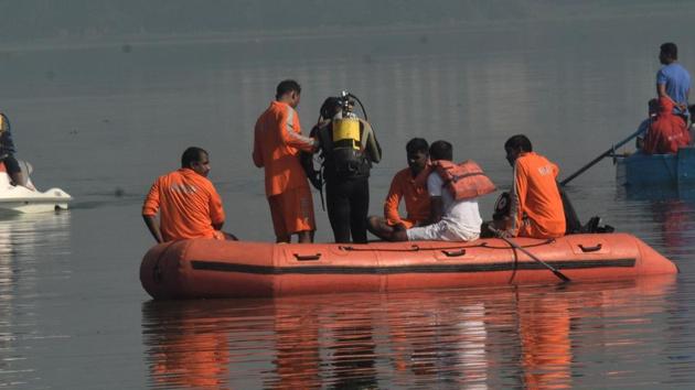 স্কুলে যাওয়ার পথে শিশুদের নিয়ে তলিয়ে গেল যাত্রিবাহী নৌকা, উদ্ধার ২০, নিখোঁজ ১৮
