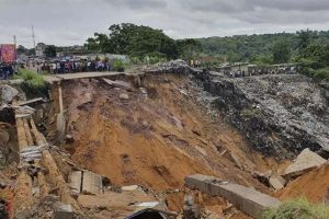 প্রবল বৃষ্টিতে পাহাড়ে ধস কঙ্গোয়, মৃত্যু অন্তত ১৭ জনের