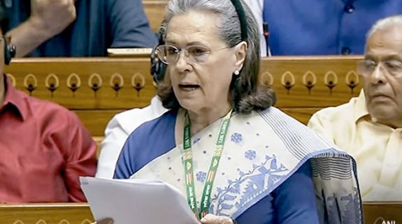 নাগরিকত্ব গ্রহণের আগে ভোটার তালিকায় নাম, সোনিয়া গান্ধীকে নোটিস আদালতের