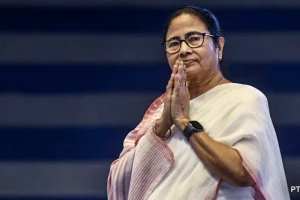 বিদেশ সফরের আগেই দূর্গা মূর্তিতে রং তুলি ছুঁইয়ে গেলেন মুখ্যমন্ত্রী।