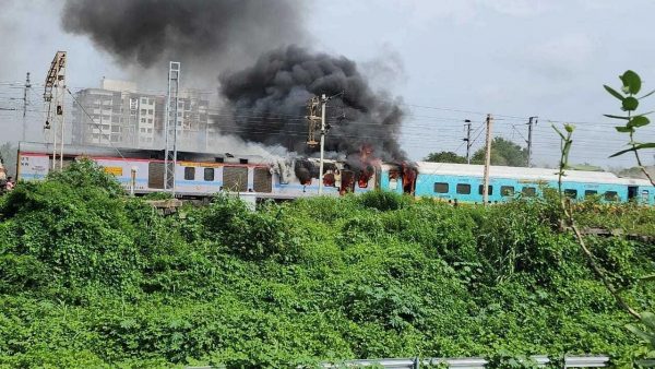 চলন্ত হামসফর এক্সপ্রেসে আগুন, যাত্রীরা সুরক্ষিত 
