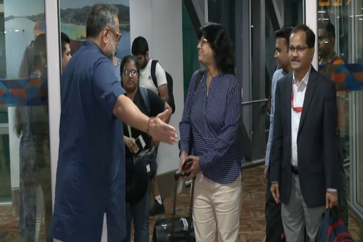 ইজরায়েল থেকে দেশে ফিরলেন এক শিশুসহ ২১২ জন ভারতীয়