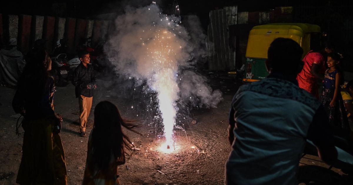 দূষণ রোধে দীপাবলিতে বাজি পোড়ানো সম্পূৰ্ণভাবে নিষিদ্ধ করতে চলেছে দিল্লি প্রশাসন