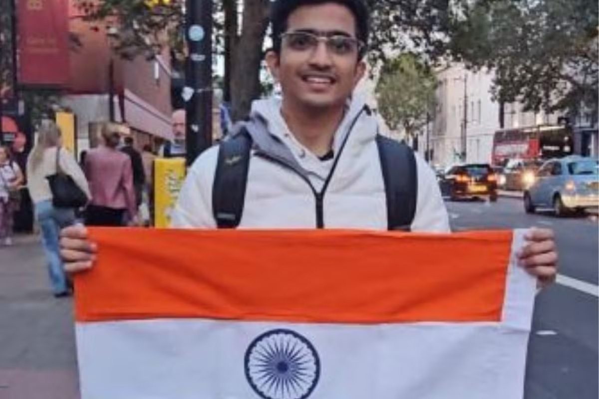 খলিস্তানি হুমকি উপেক্ষা পড়ুয়ার! মাটি থেকে তুলে নিলেন জাতীয় পতাকা