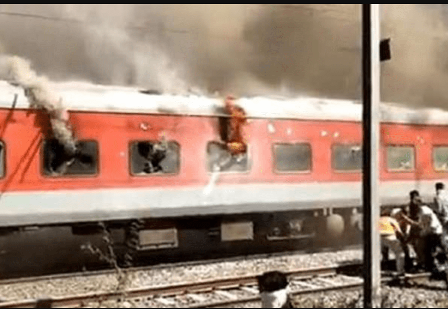 মহারাষ্ট্রে চলন্ত ট্রেনে আগুন, নিরাপদে যাত্রীরা 