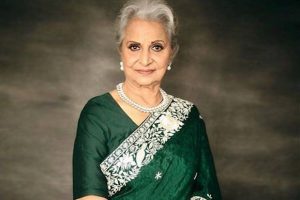 জাতীয় পুরস্কার হাতে পেয়ে আবেগে ভাসলেন ওয়াহিদা