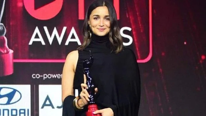 ব্ল্যাক লেডির আলোয় ঝলমলে মনোজ থেকে আলিয়া, সোনাক্ষী