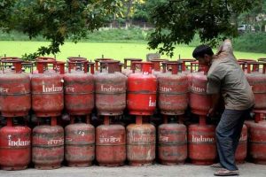 গ্যাস সিলিন্ডারের অভাবে ময়দানের ক্লাব ক্যান্টিনের অবস্থা শোচনীয়