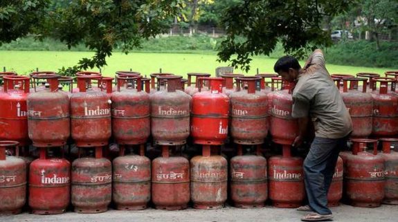 গ্যাস সিলিন্ডারের অভাবে ময়দানের ক্লাব ক্যান্টিনের অবস্থা শোচনীয়