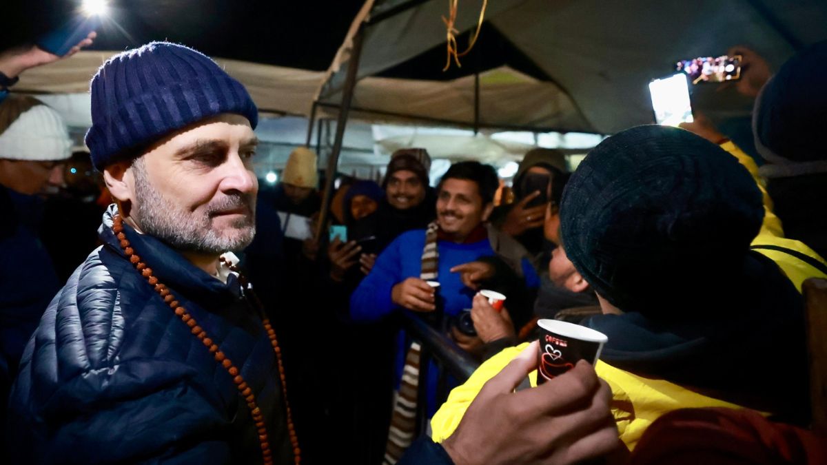 কেদারনাথে রাহুল গান্ধি, ভক্তদের পরিবেশন করলেন চা