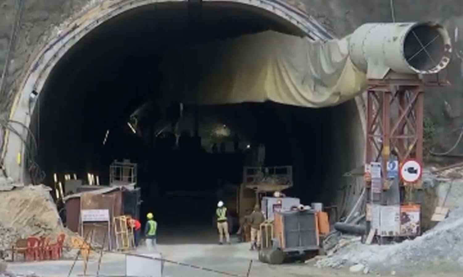 সাতদিন পরও সুড়ঙ্গে বন্দি ৪০ জন শ্রমিক 