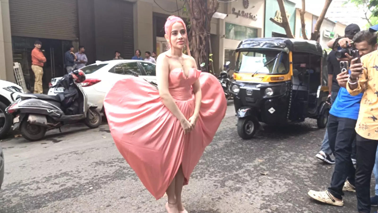 পোশাকের জন্য গ্রেফতার উরফি