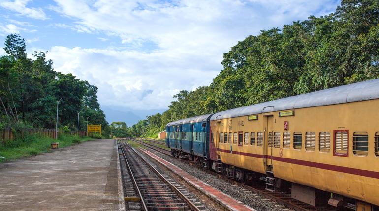 মা শাসন করায় ট্রেনের সামনে ঝাঁপ দিয়ে আত্মহত্যা কিশোরীর 