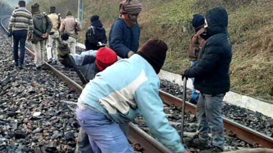 ঝাড়খণ্ডে বিস্ফোরণে রেল লাইন উড়িয়ে দিল মাওবাদীরা , ব্যাহত ট্রেন চলাচল 