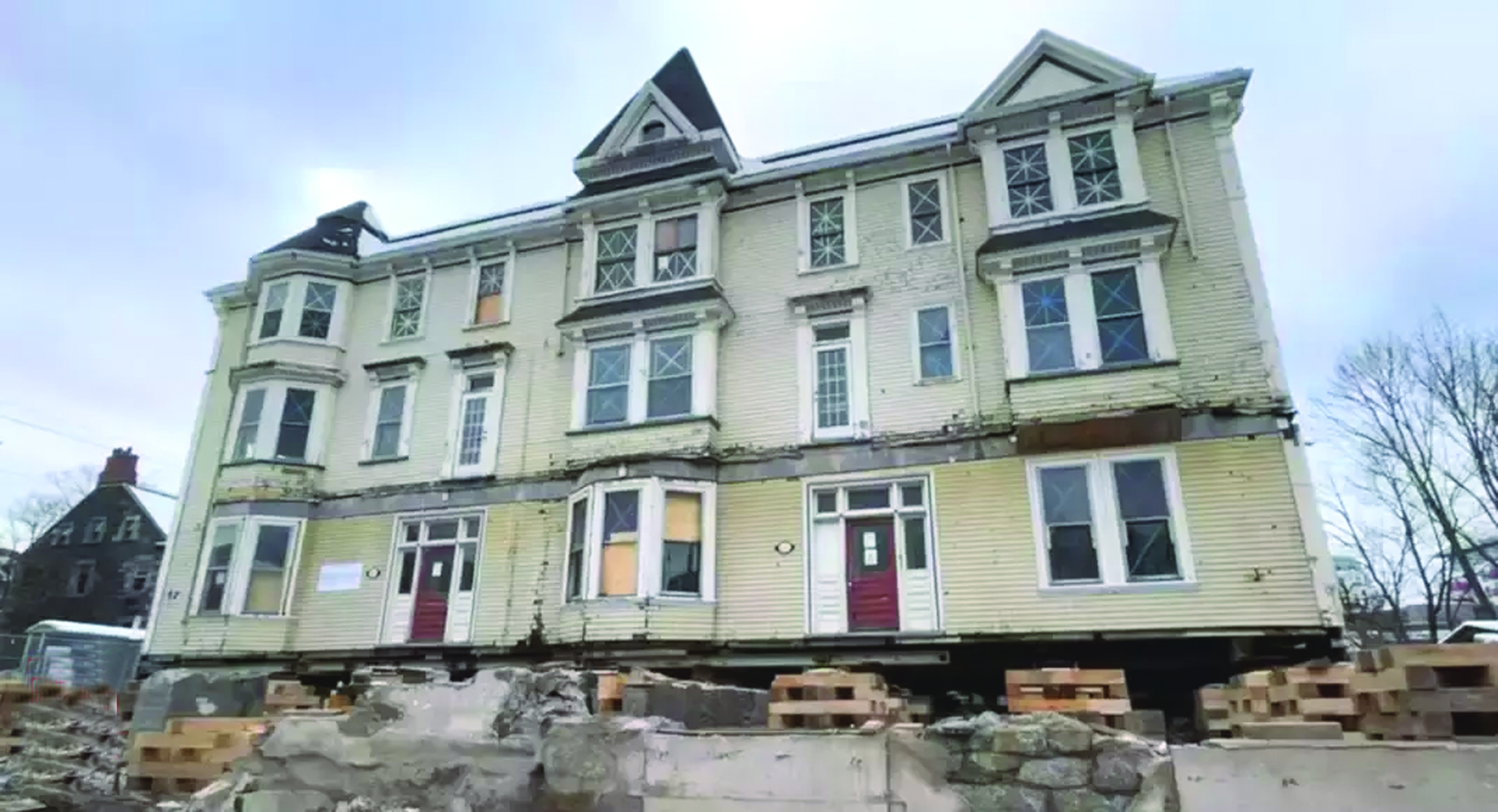 ৭০০ সাবানেই ৩০ ফুট স্থানান্তর ২০০ বছরের পুরনো বাডি়