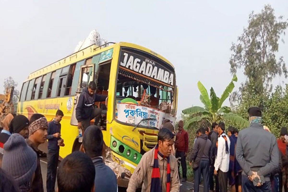 দীঘা-নন্দকুমার জাতীয় সড়কে বাস দুর্ঘটনা