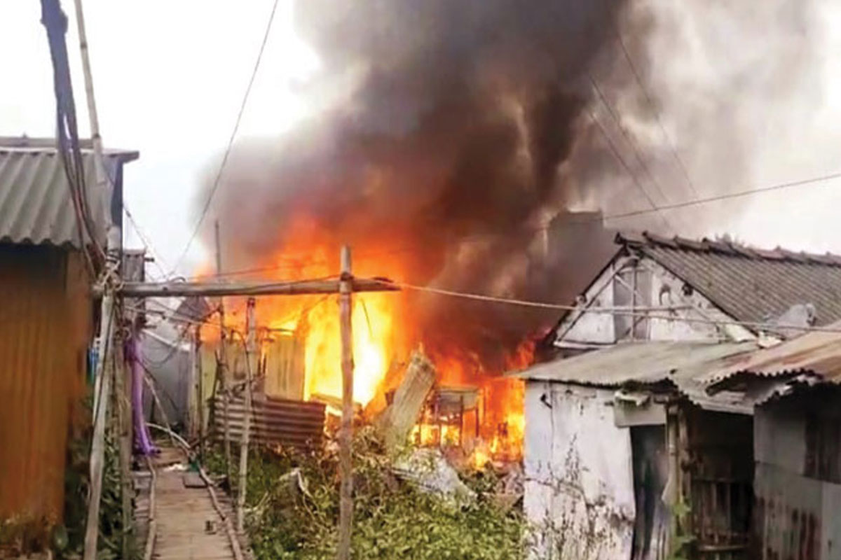 নিউটাউনে আগুনে ভস্মীভূত চারটি বাড়ি