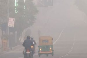 কুয়াশায়  ব্যাহত ট্রেন  ও বিমান পরিষেবা