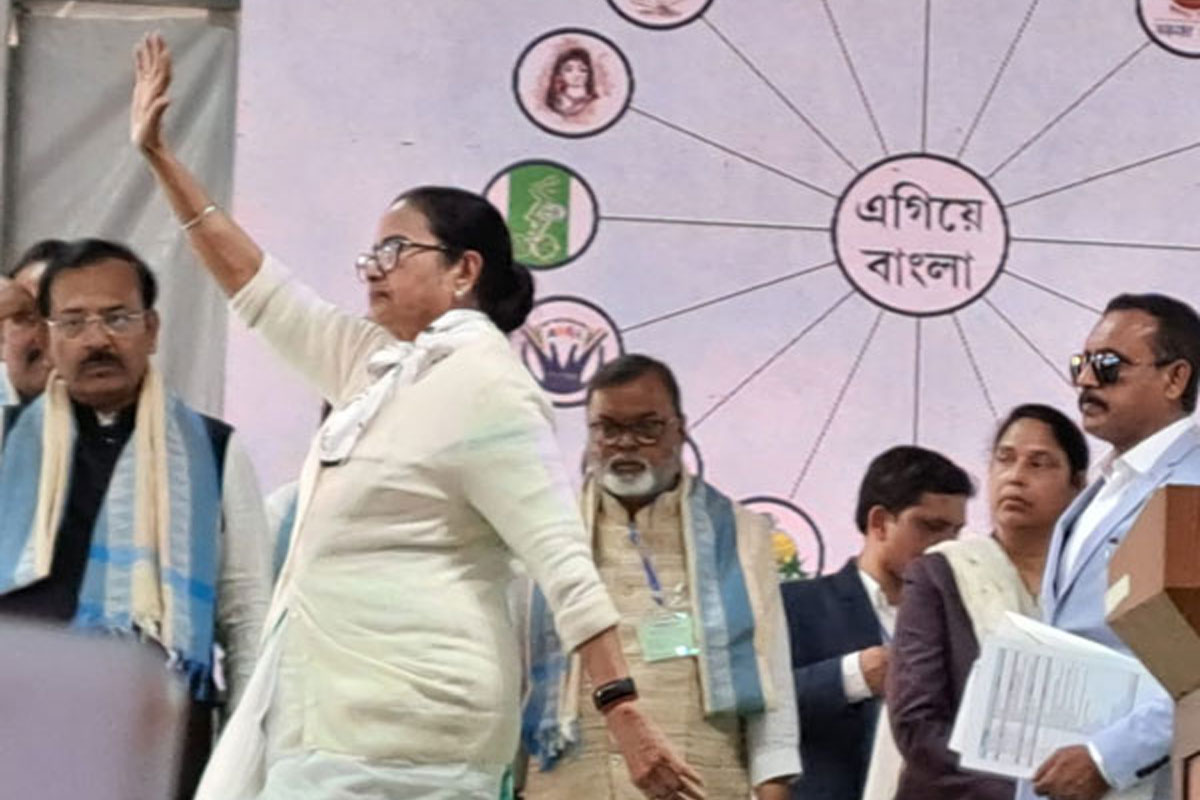 মালদার মাটিতে দাঁড়িয়ে বিজেপি ও কংগ্রেসকে নিশানা মমতার