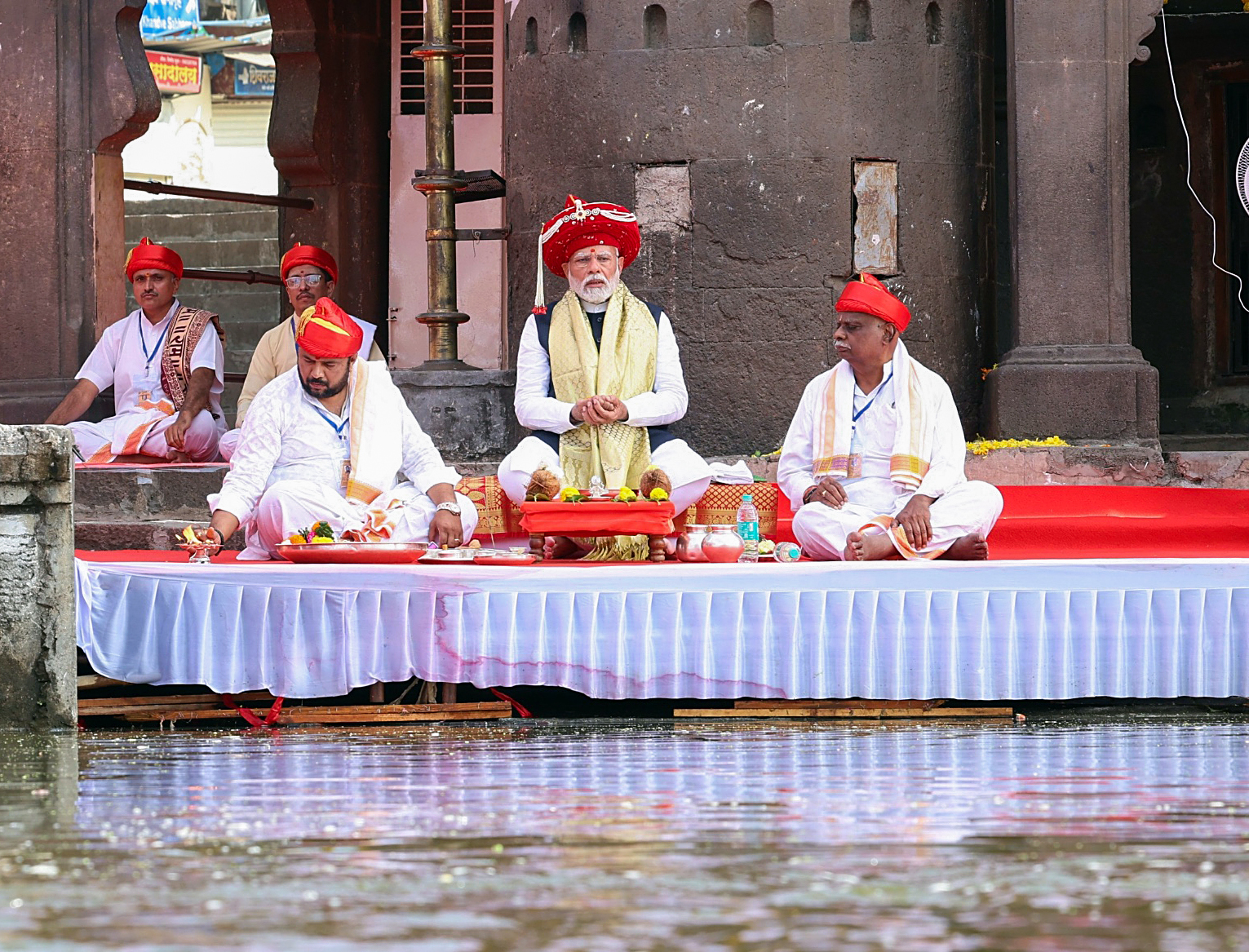 মন্দির চত্ত্বর মুছলেন, করতাল বাজিয়ে ভজনে সঙ্গত করলেন মোদি 