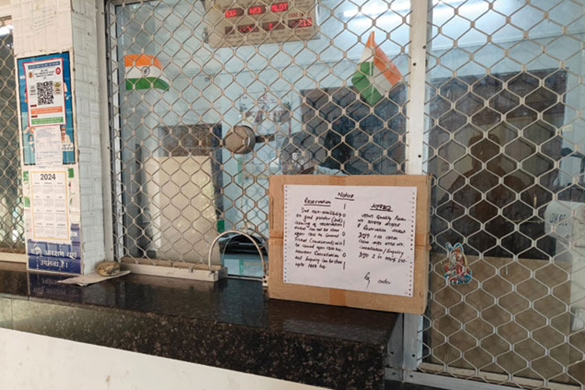 ময়নাগুড়ি স্টেশনে যাত্রীদের বিক্ষোভ