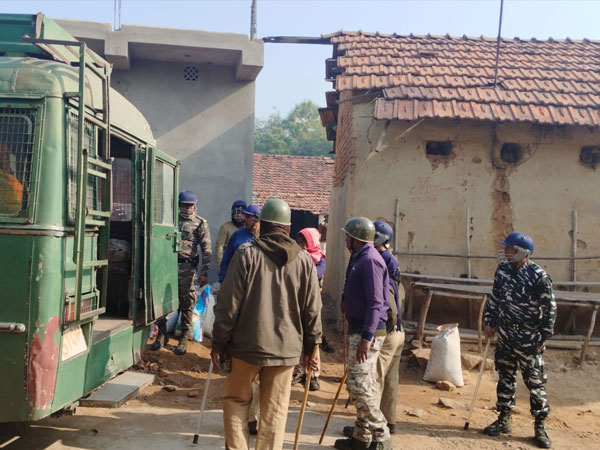 পুরুলিয়ায় স্টিল কারখানায় জমিহারাদের হাতে জখম আইসি, গ্রেপ্তার ১৫