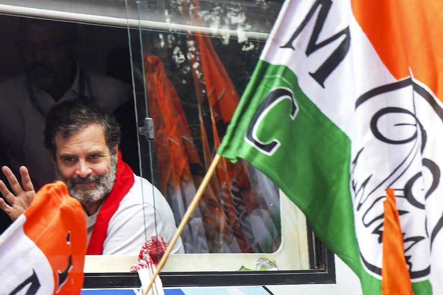 একদিনেই ভোল বদল, অসমে ন্যায় যাত্রায় তৃণমূলের পতাকা, হাত নেড়ে সাড়া রাহুলেরও